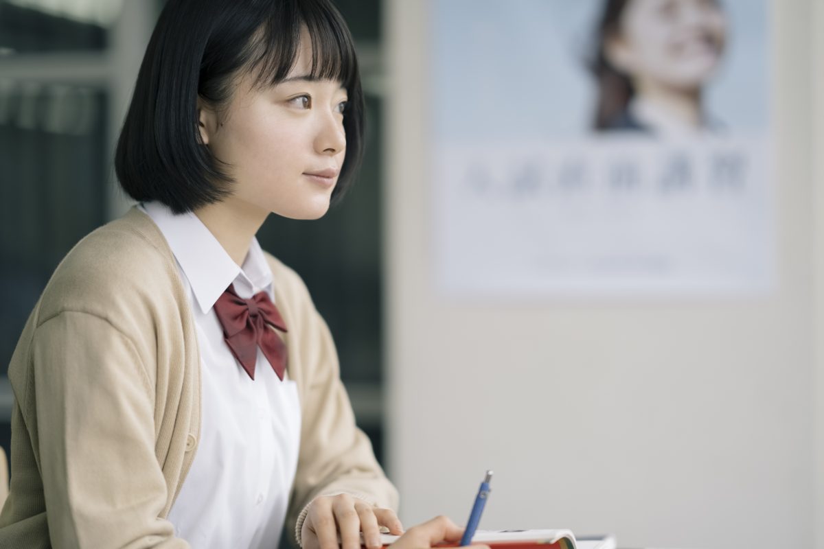落ち着いて授業を受ける高校生のイメージ
